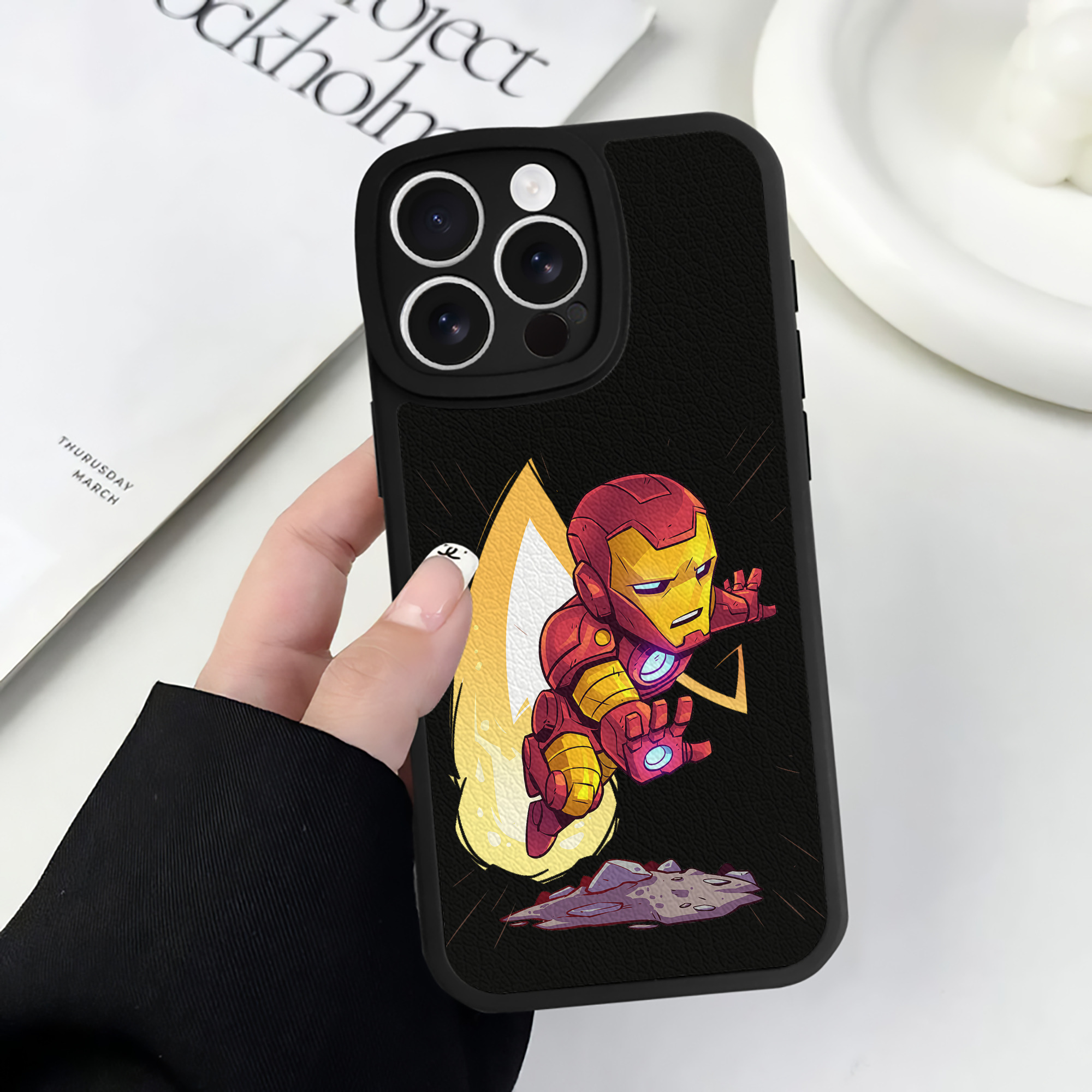 （画像用） アベンジャーズ The Avengers 【iPhone 16シリーズ対応】シリコンスマホケース（レザー調） 材質：シリコン